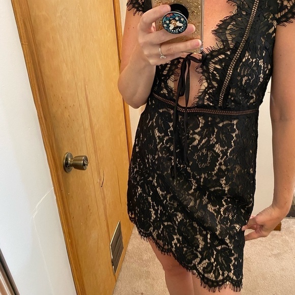 NWT Tobi Black Lace Nude Cap Sleeve Tie Front Dress - Picture 8 of 12